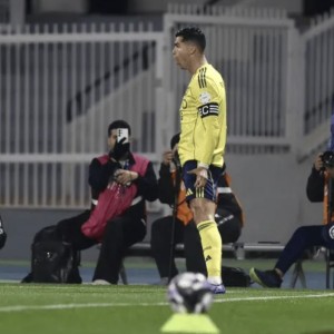 AG体育app下载-“住在越位线上” 40岁C罗用5越位拼来1进球 球迷嘲讽：就等吃饼